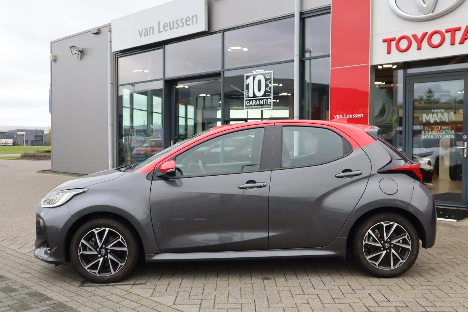 Toyota Yaris 1.5 HYBRID TOKYO SPIRIT BLINDSPOT STOELVERW. APPLE Grau - 2