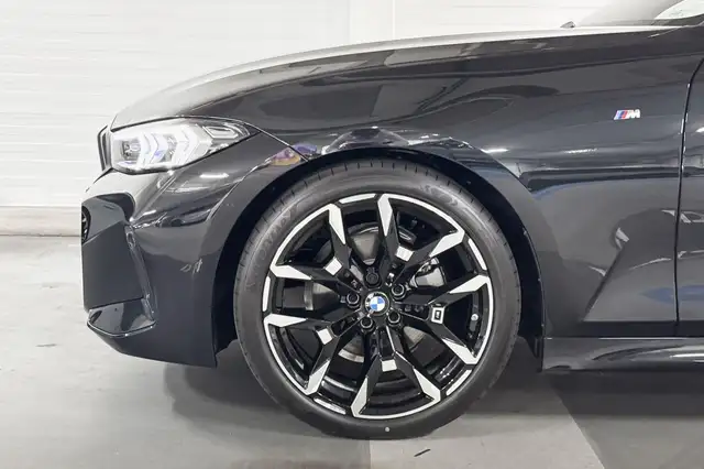 BMW 3 Series view 4