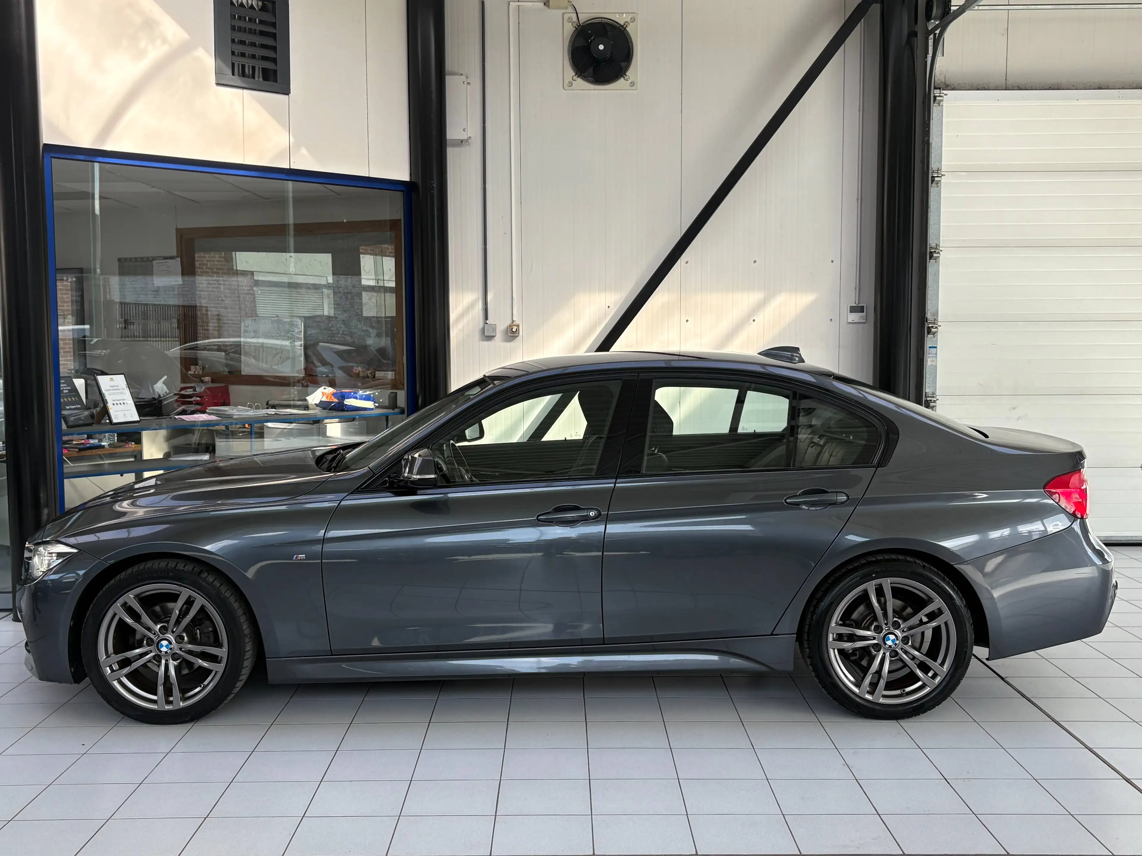 BMW 318 318 dA *PACK M * XENON * CUIR * GPS * CAMERA * PDC * JANTES * SPORT * — photo 2