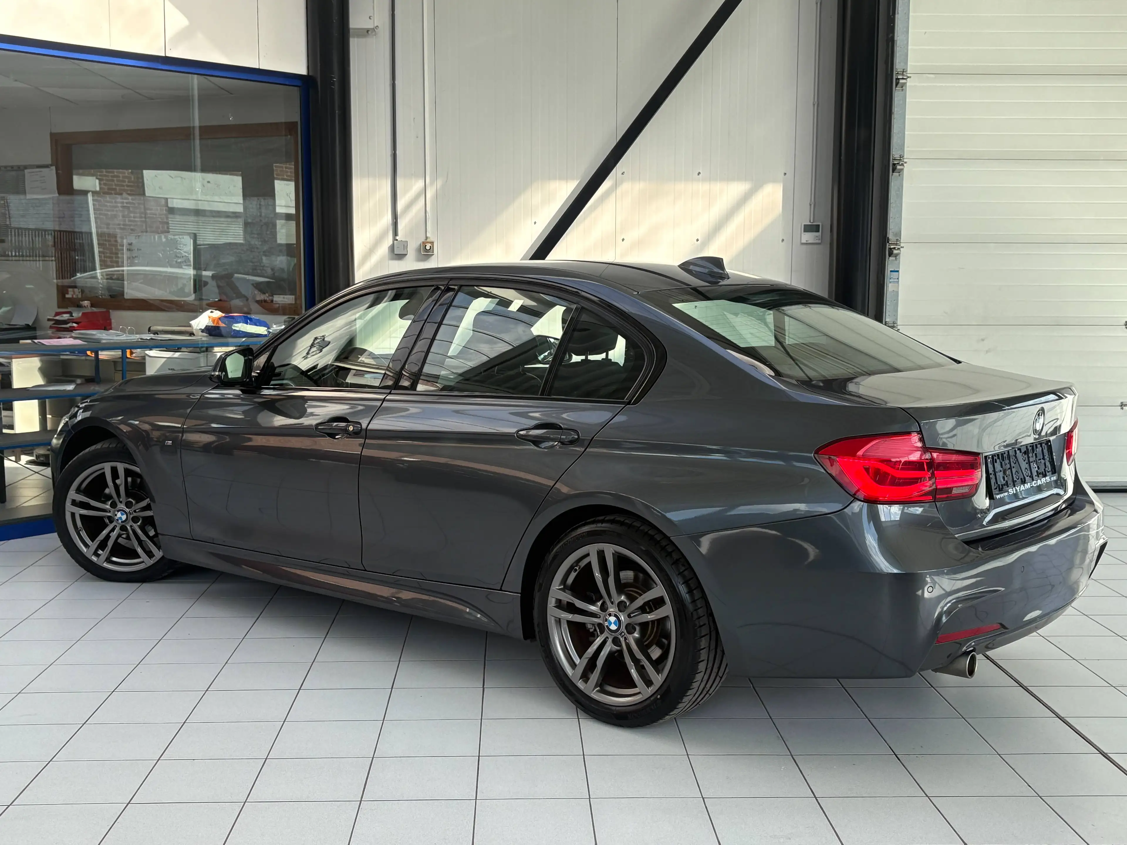 BMW 318 318 dA *PACK M * XENON * CUIR * GPS * CAMERA * PDC * JANTES * SPORT * — photo 3