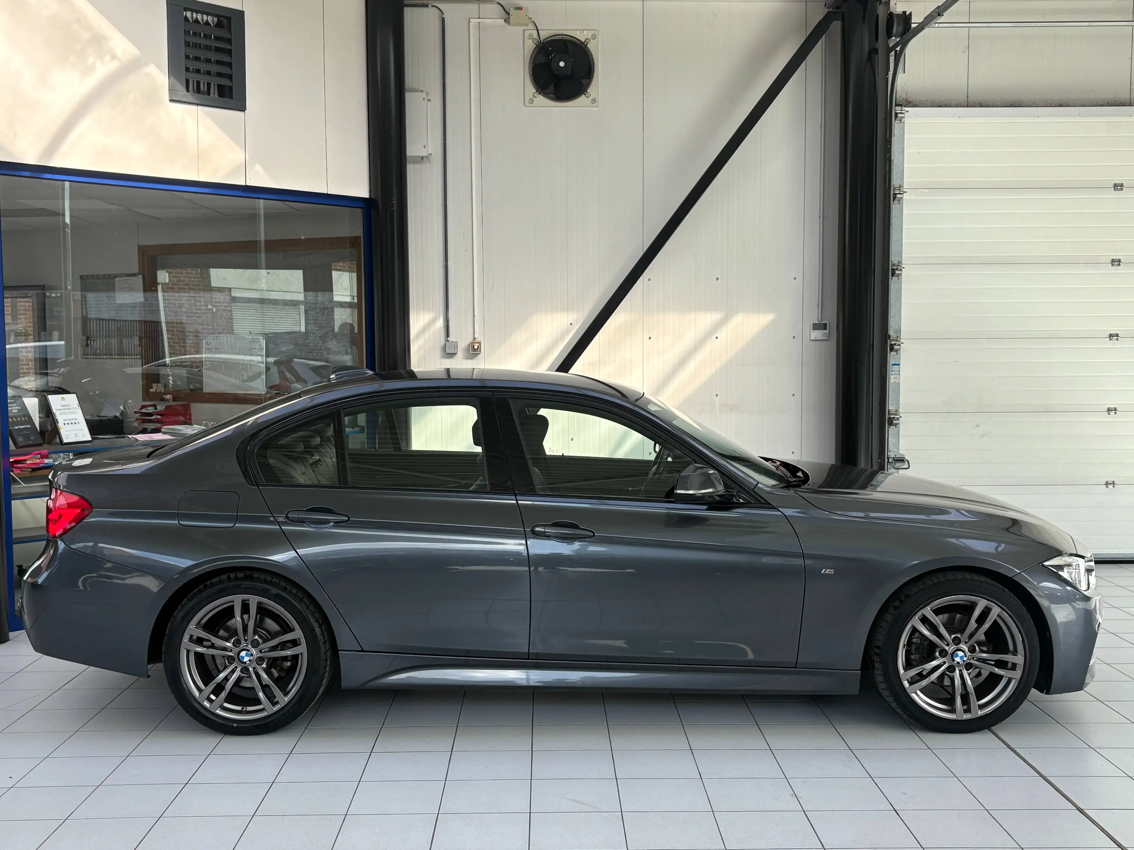 BMW 318 318 dA *PACK M * XENON * CUIR * GPS * CAMERA * PDC * JANTES * SPORT * — photo 6