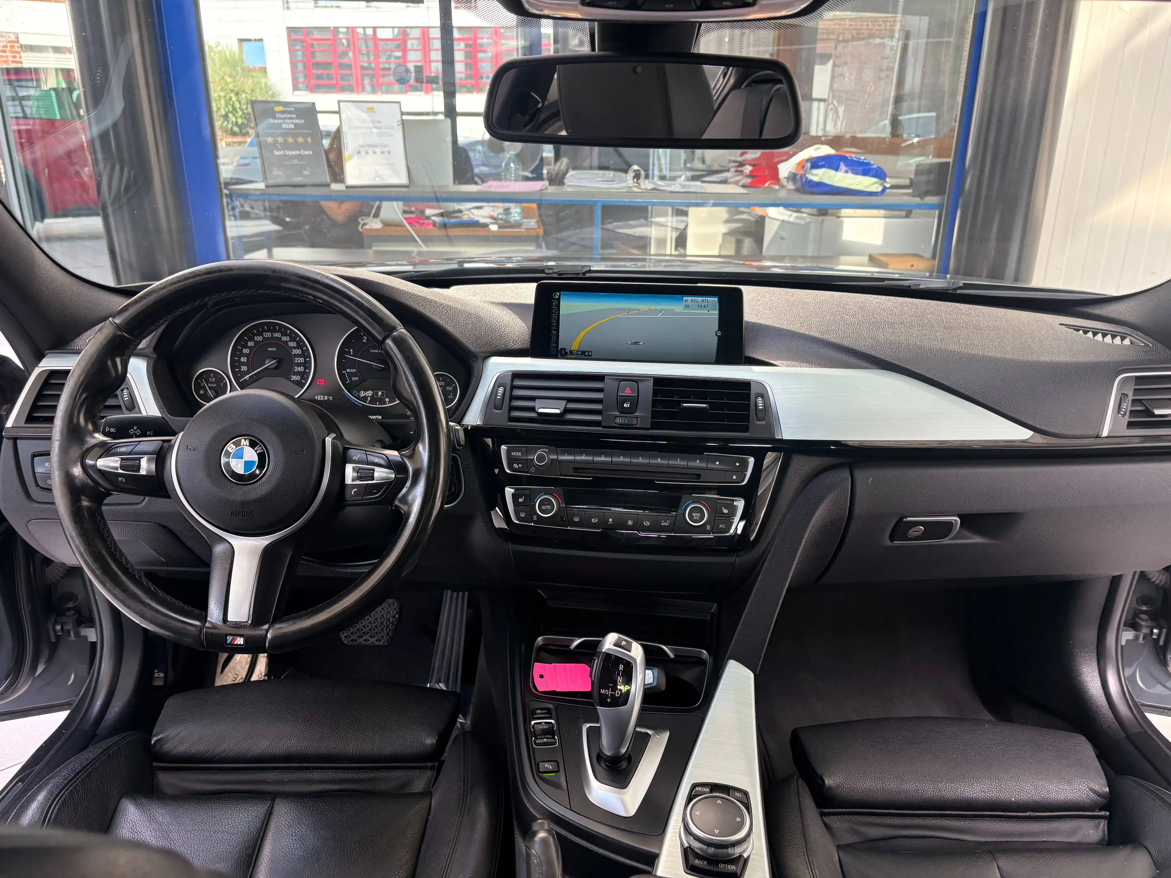 BMW 318 318 dA *PACK M * XENON * CUIR * GPS * CAMERA * PDC * JANTES * SPORT * — photo 11