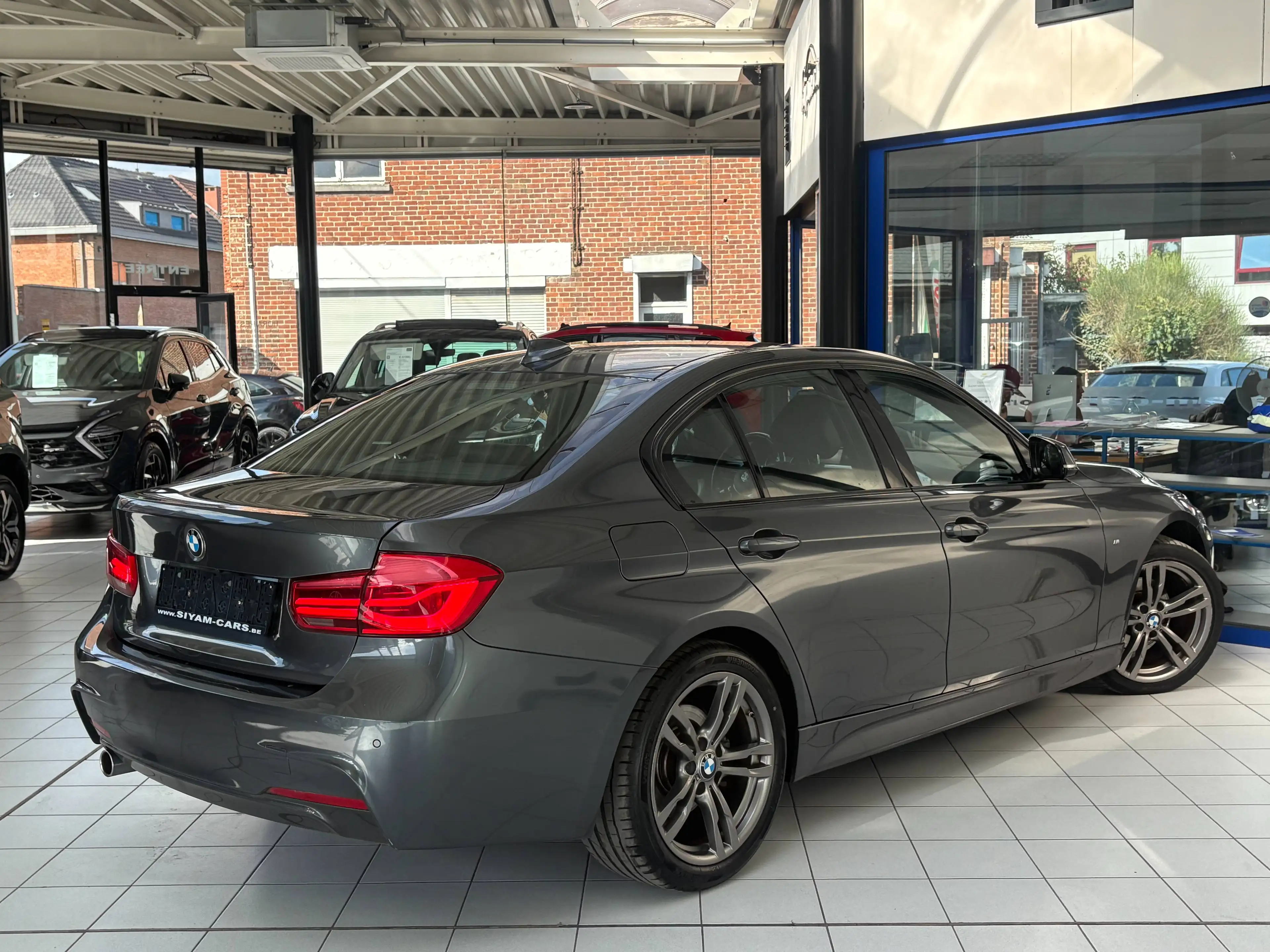 BMW 318 318 dA *PACK M * XENON * CUIR * GPS * CAMERA * PDC * JANTES * SPORT * — photo 5