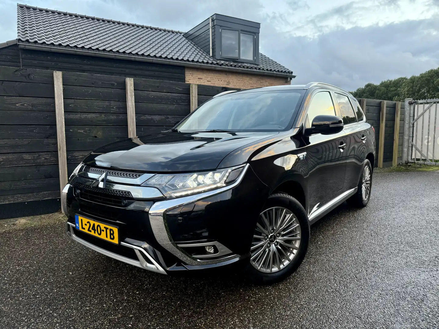Mitsubishi Outlander 2.4 PHEV Intense BTW Noir - 1
