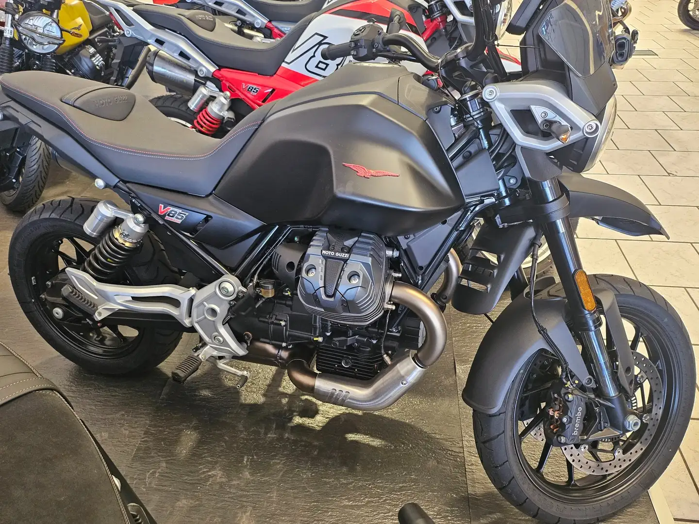 Moto Guzzi V 85 STRADA EURO 5 + - 1