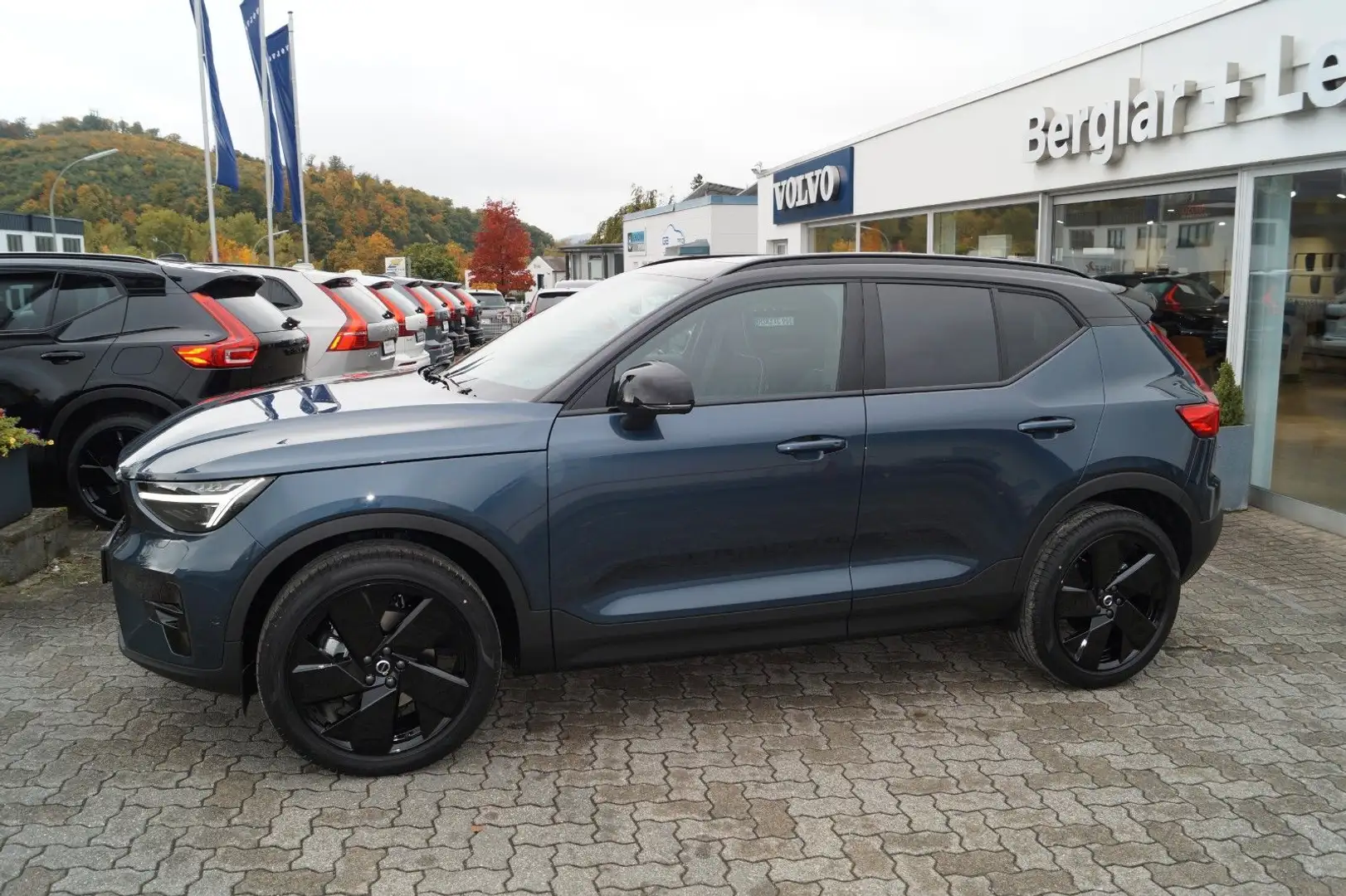 Volvo XC40 B4 Benz. 2WD Ultra BlackEdit DKG/AHK/Standh Blau - 2