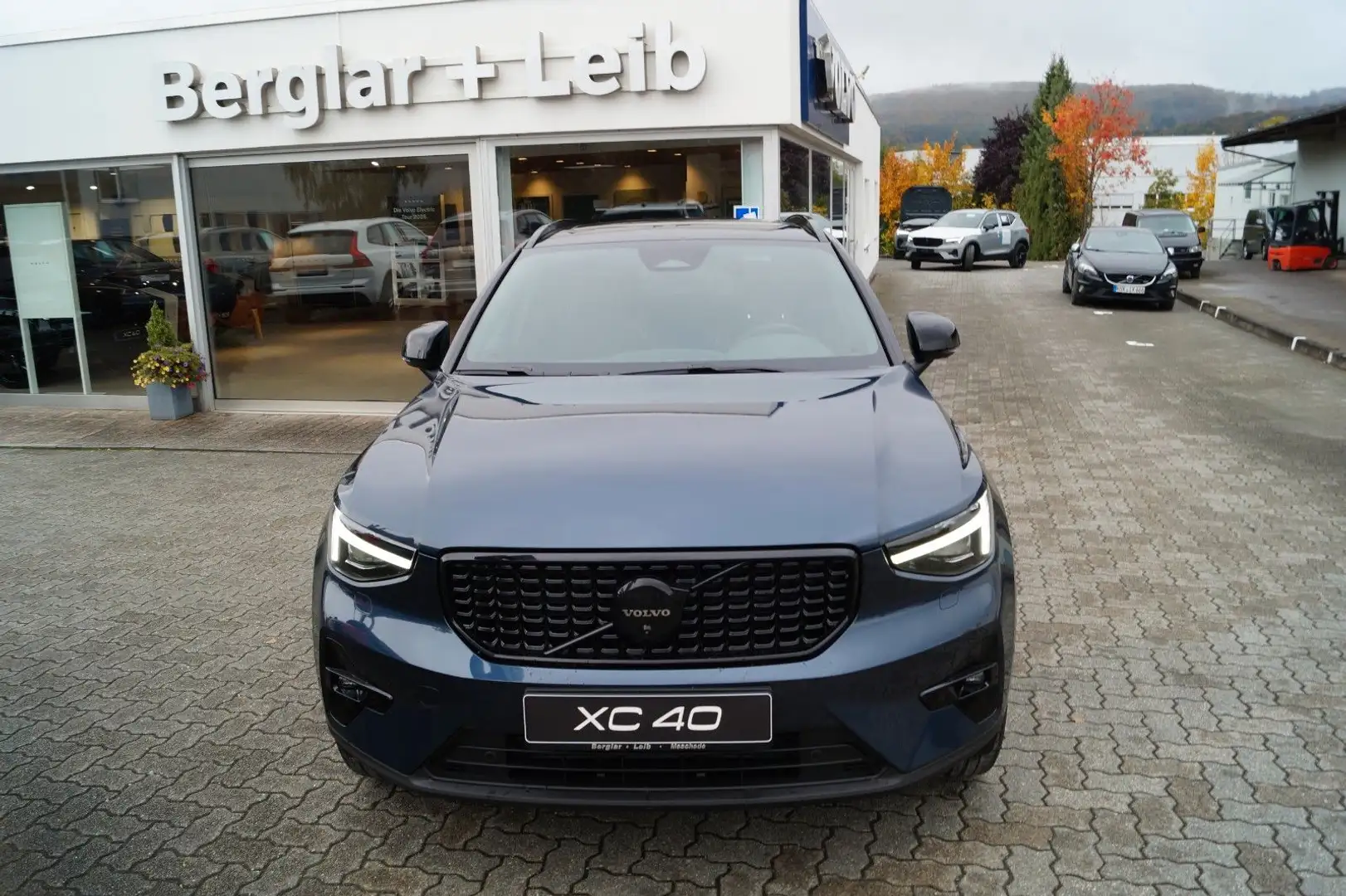 Volvo XC40 B4 Benz. 2WD Ultra BlackEdit DKG/AHK/Standh Blau - 1