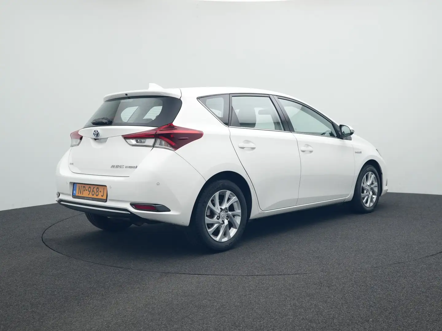 Toyota Auris 1.8 Hybrid Dynamic | Parkeersensoren | Navigatie | Wit - 2