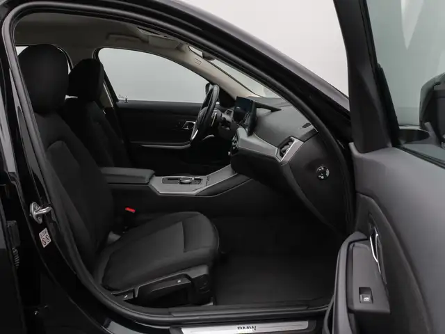 BMW 3 Series view 25