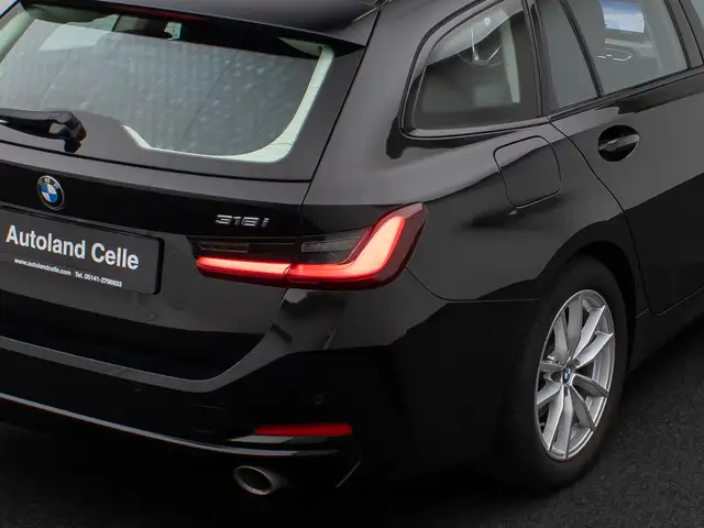 BMW 3 Series view 17