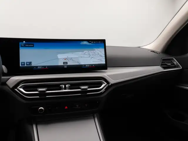 BMW 3 Series view 22