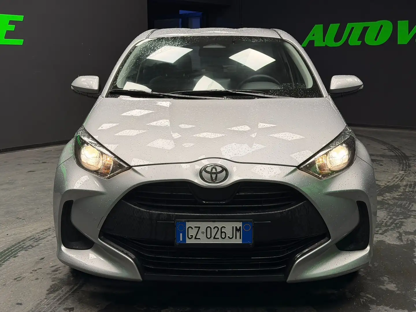 Toyota Yaris 1.5h Active Silber - 2