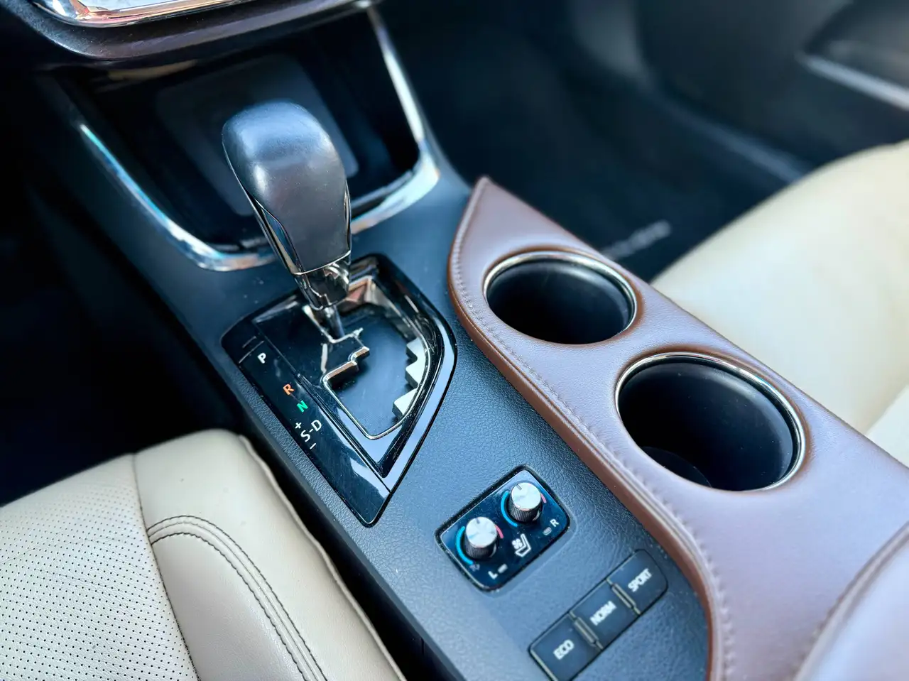 Toyota Avalon снимка Toyota Avalon