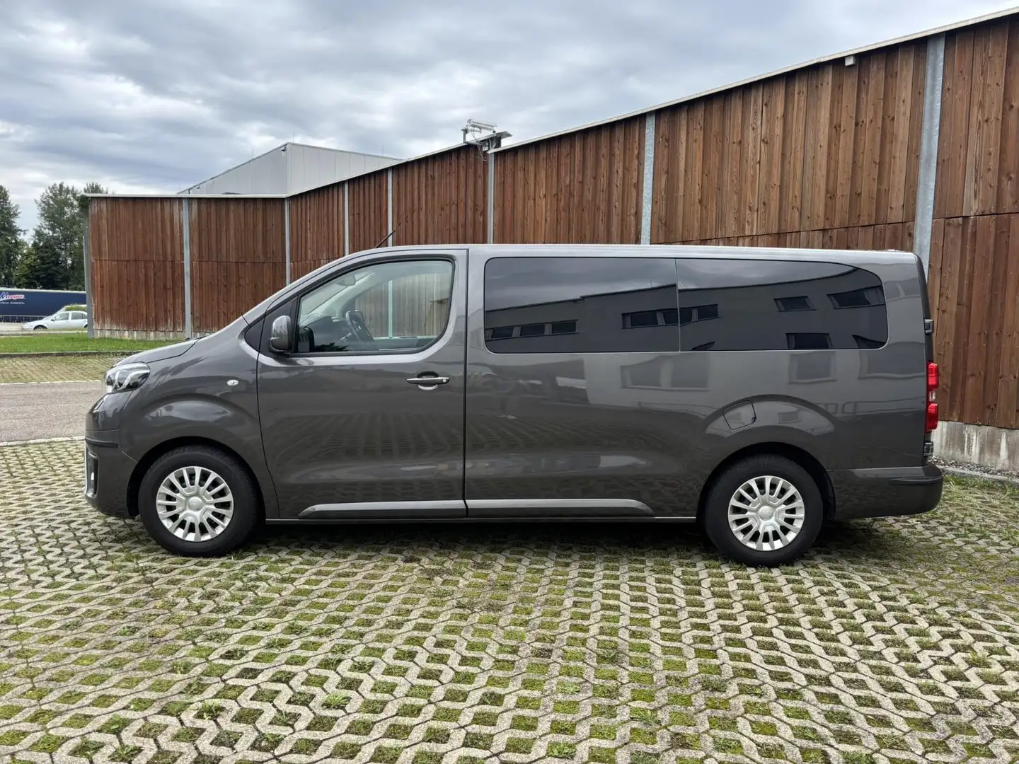 Toyota Proace L2 *Standheizung*8-fach*9-Sitzer* Grau - 2