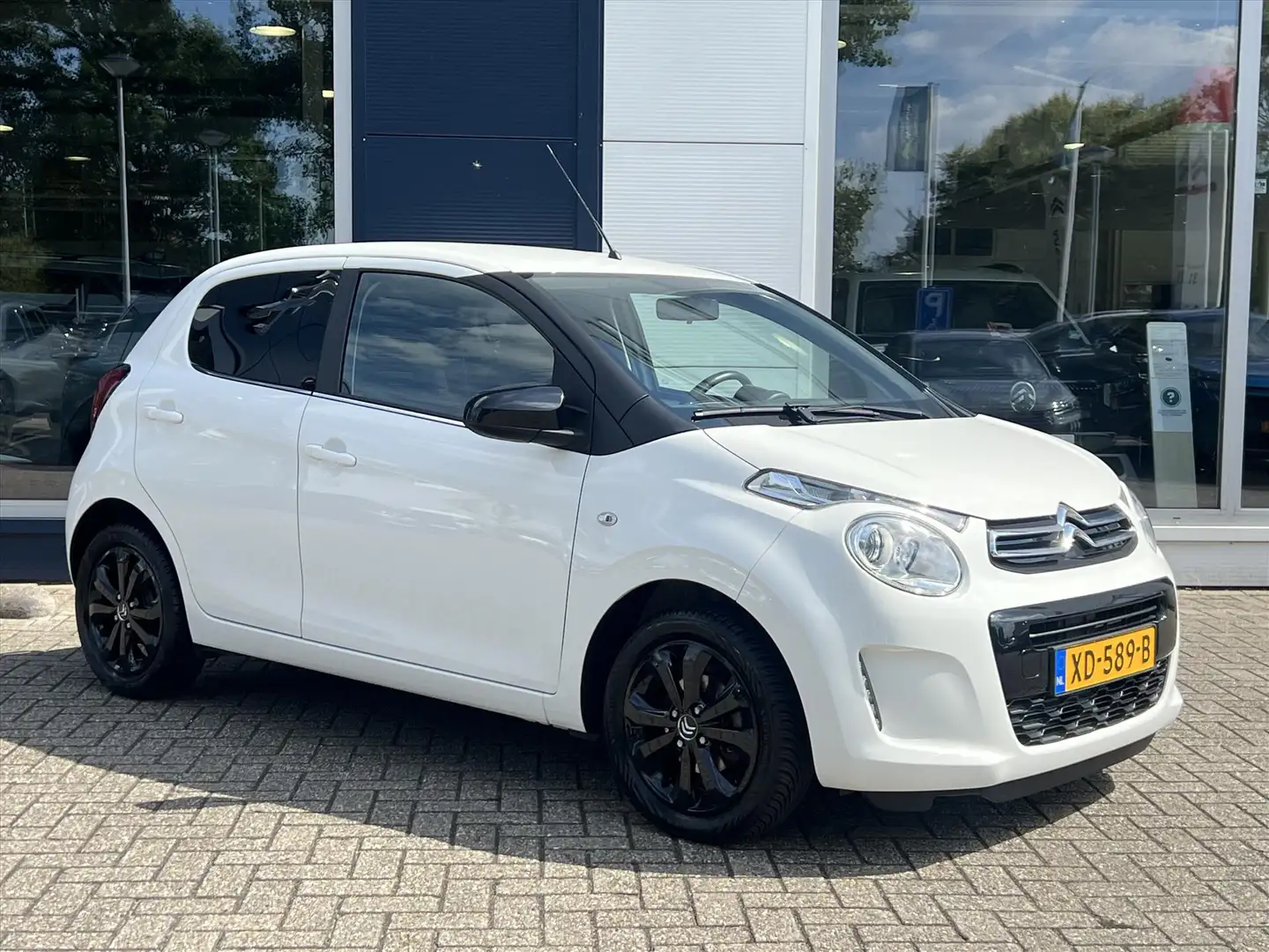 Citroen C1 1.0 VTi 72PK 5drs Shine | Navigatie | Parkeercamer Wit - 2