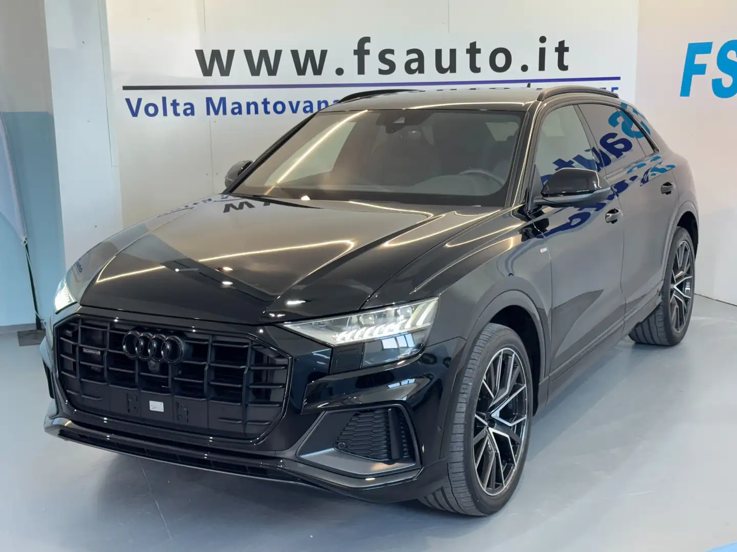 Audi Q8 45 3.0 tdi quattro S line int. & ext. - CL22 Noir - 2