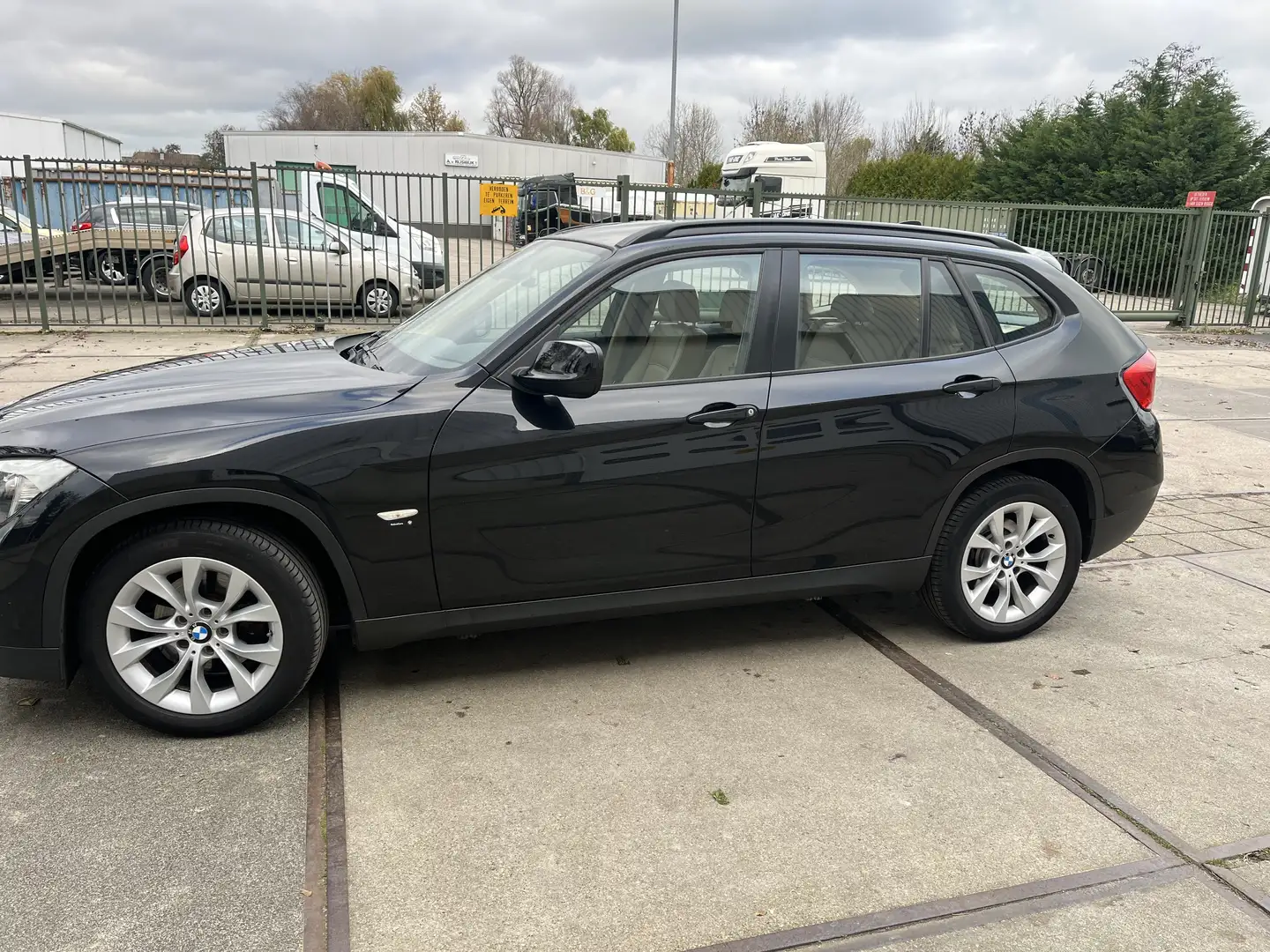 BMW X1 sDrive18i Exec. cruise trekhaak Zwart - 1