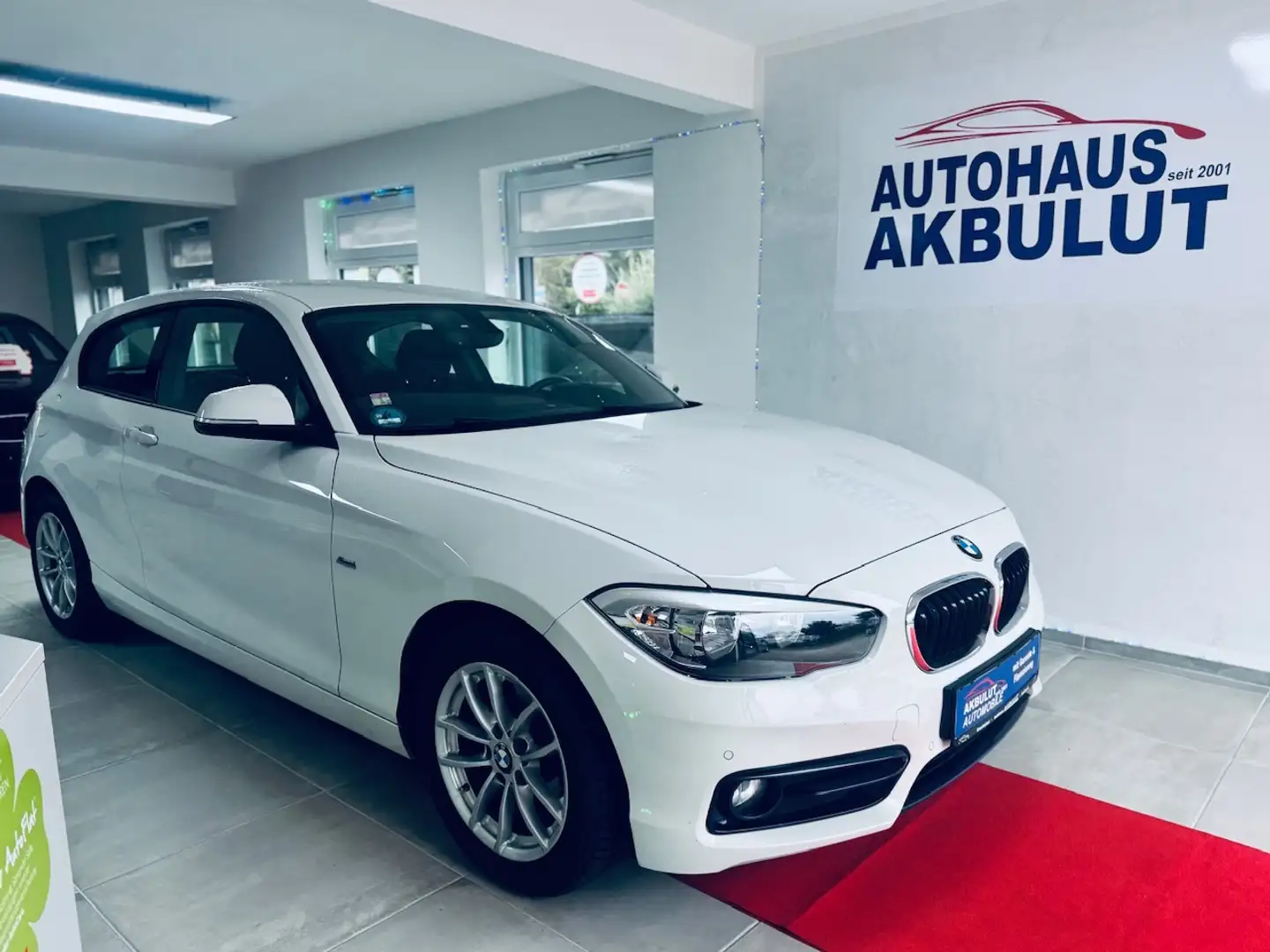BMW 116 116 i Sport Line*Finanzierung+Garantie+Inspektion* Weiß - 1
