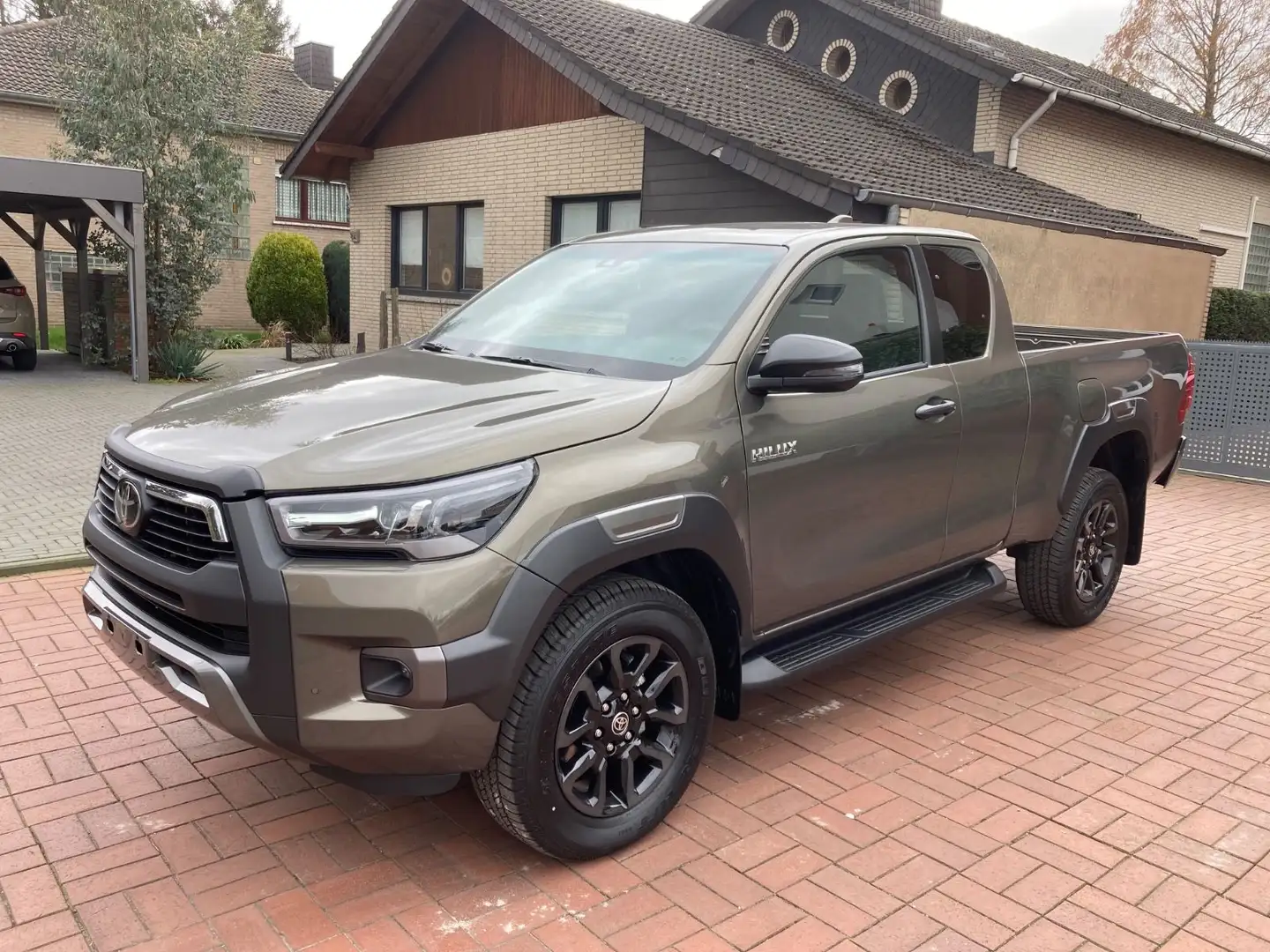 Toyota Hilux INVINCIBLE Extra Cab 2,8,Autom,360,MJ:2025 - 1