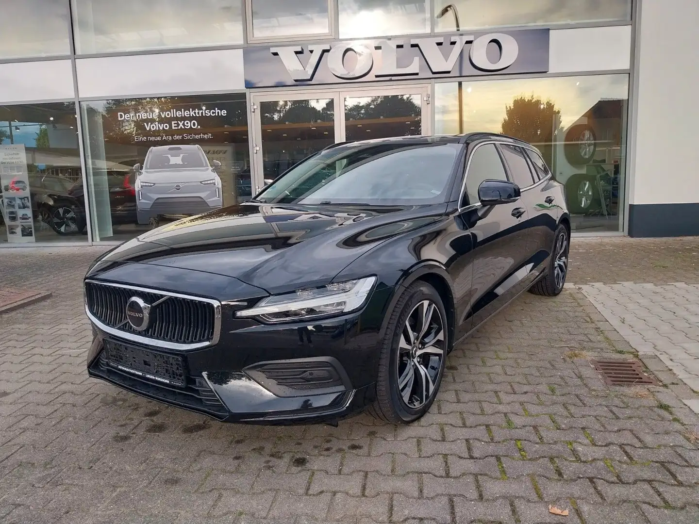 Volvo V60 B4 Diesel  "ACC, BLIS" Czarny - 1