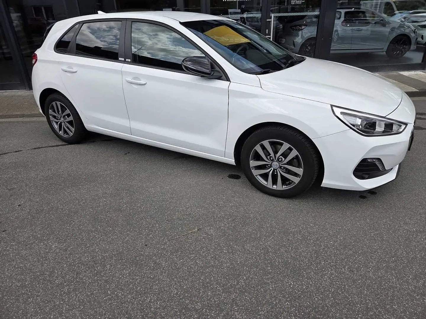 Hyundai i30 1.0 T-GDI YES! Белый - 1