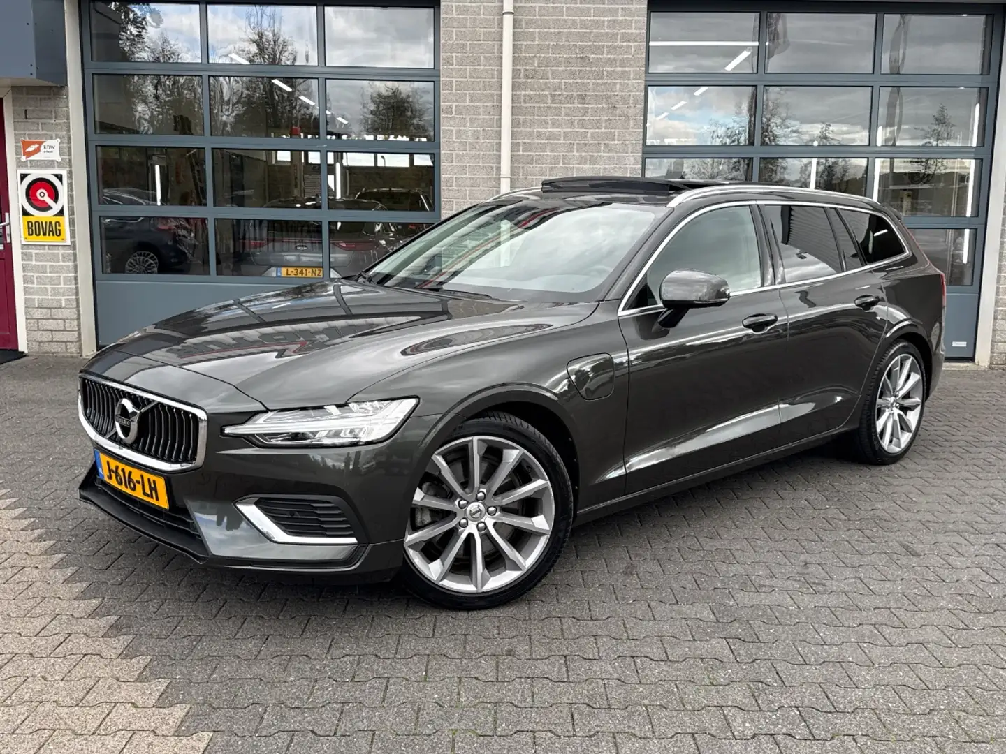 Volvo V60 2.0 T6 Recharge AWD Business Pro | SCHUIFDAK | PAR Grijs - 1
