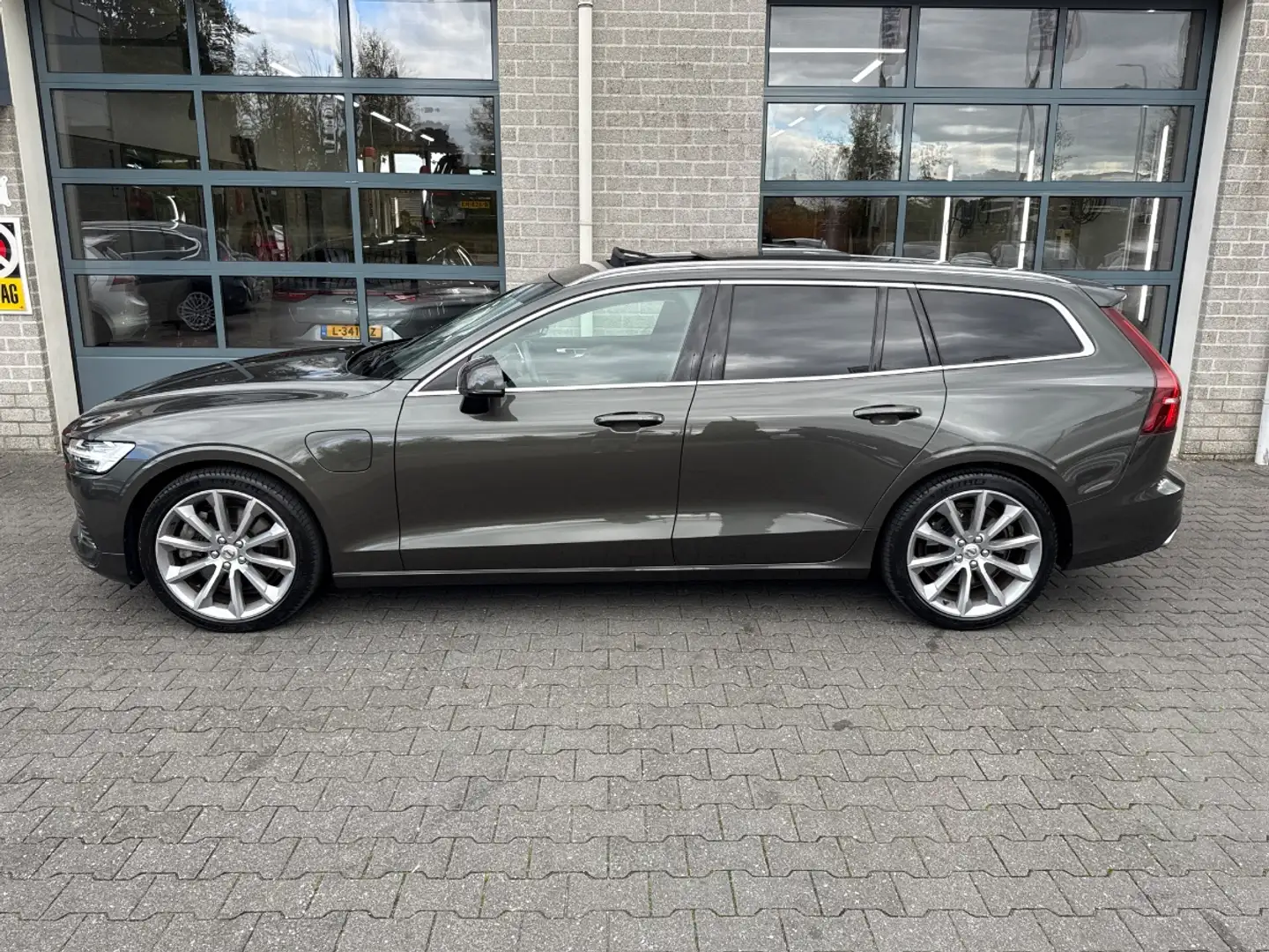 Volvo V60 2.0 T6 Recharge AWD Business Pro | SCHUIFDAK | PAR Grijs - 2