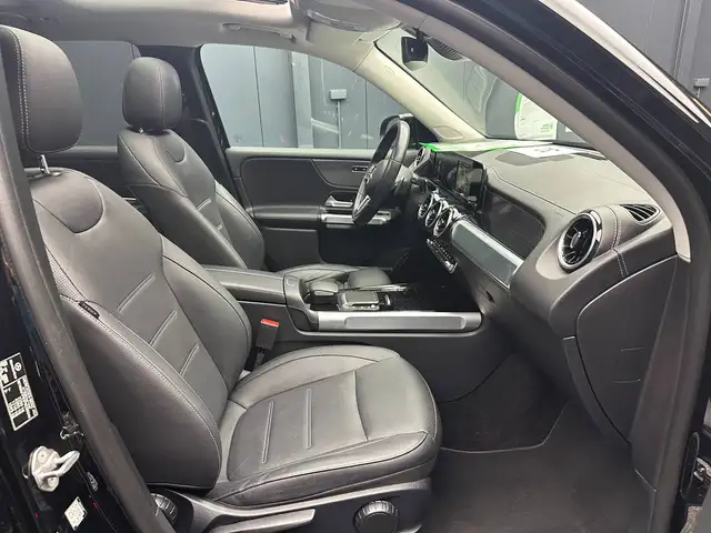 Mercedes-Benz 220 view 11