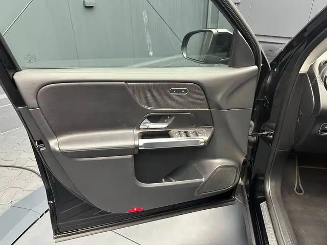 Mercedes-Benz 220 view 14