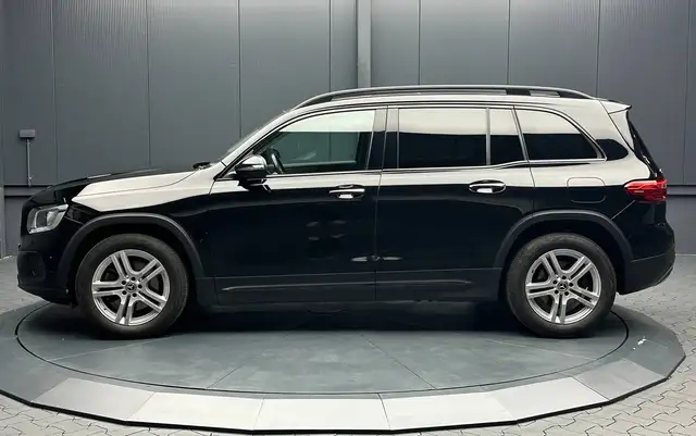 Mercedes-Benz 220 view 2