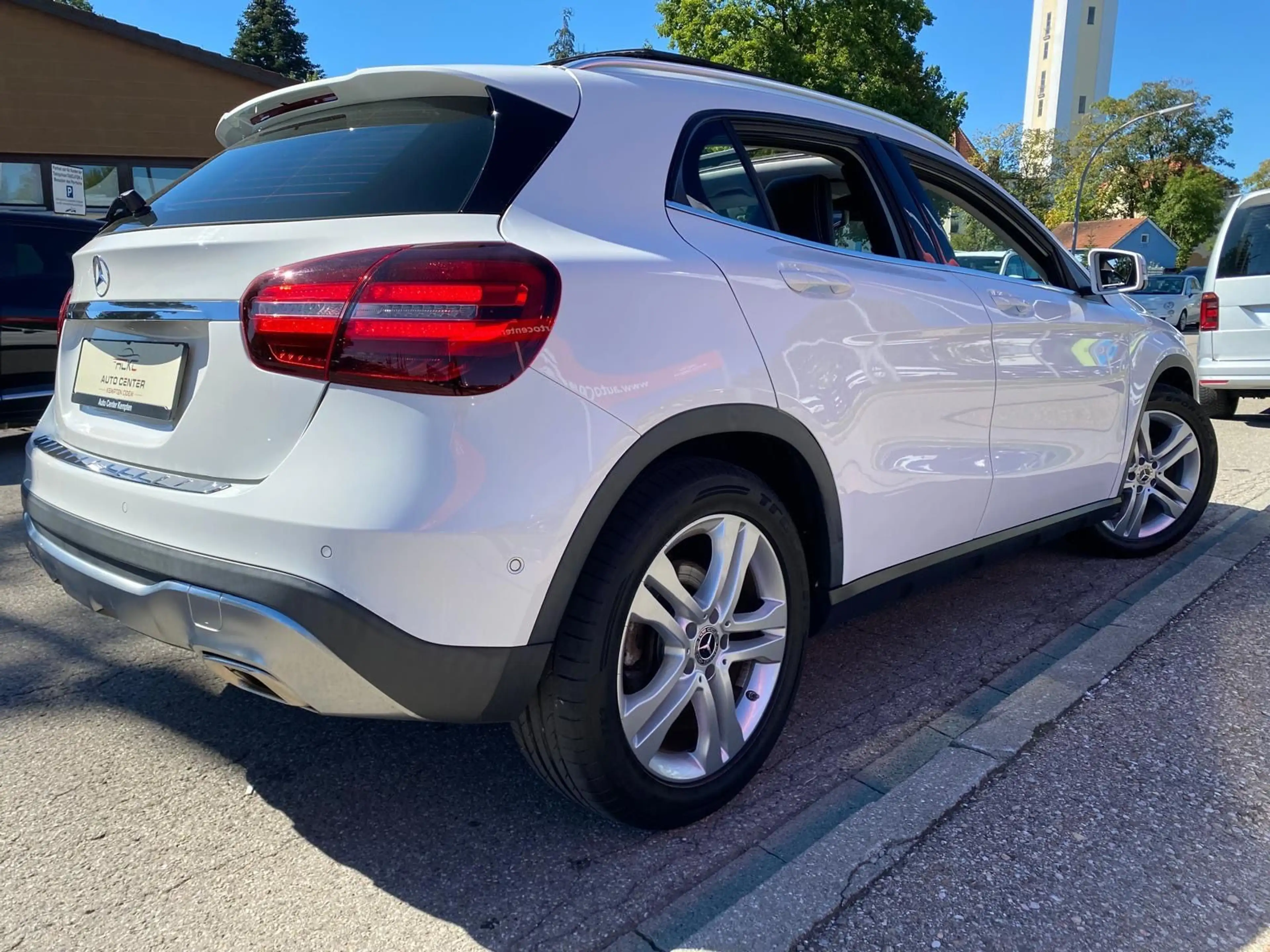 Mercedes-Benz GLA 180 *Navi*Pano*PDC*LED*SHZ* — photo 5
