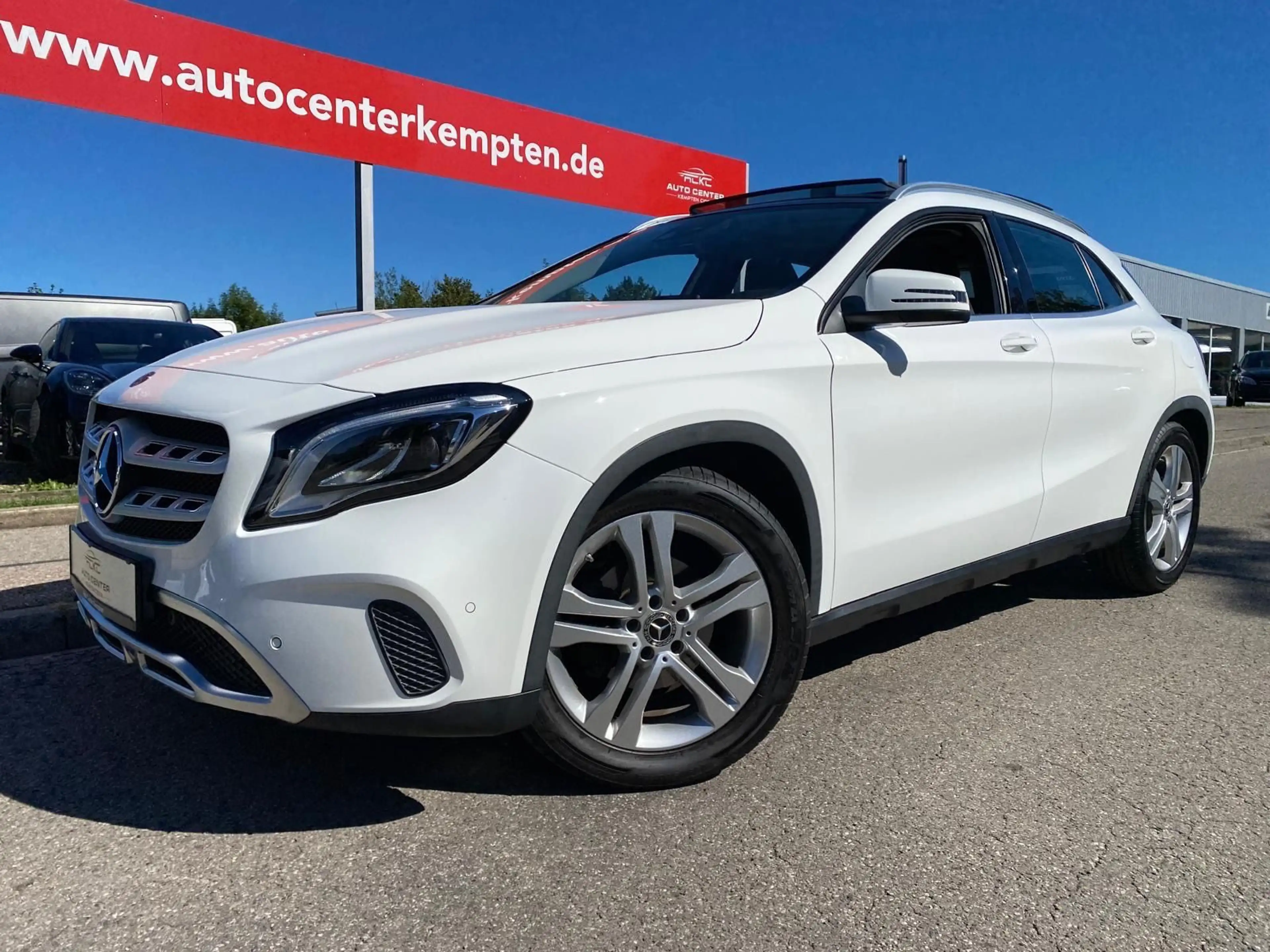 Mercedes-Benz GLA 180 *Navi*Pano*PDC*LED*SHZ*