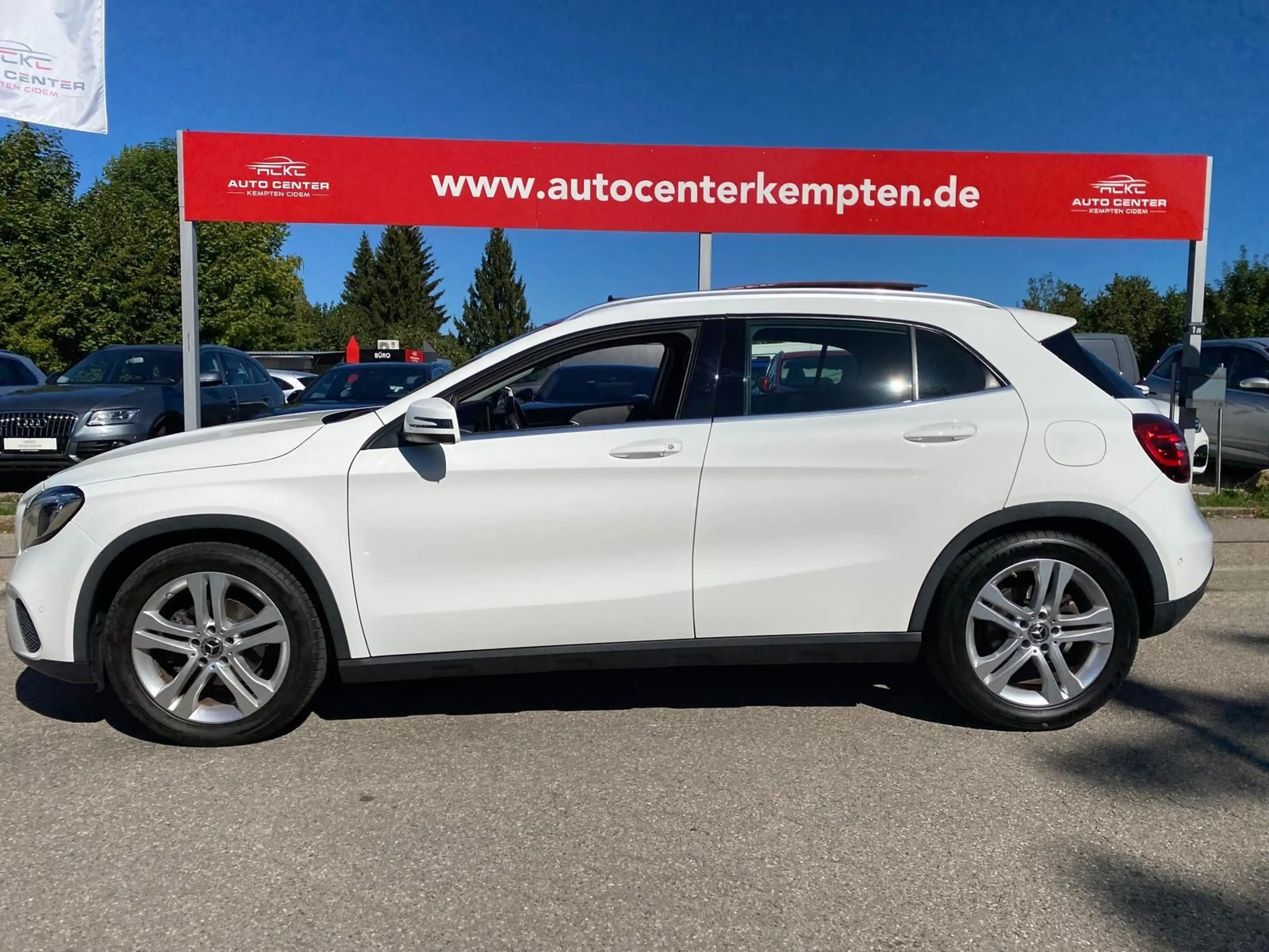 Mercedes-Benz GLA 180 *Navi*Pano*PDC*LED*SHZ* — photo 4