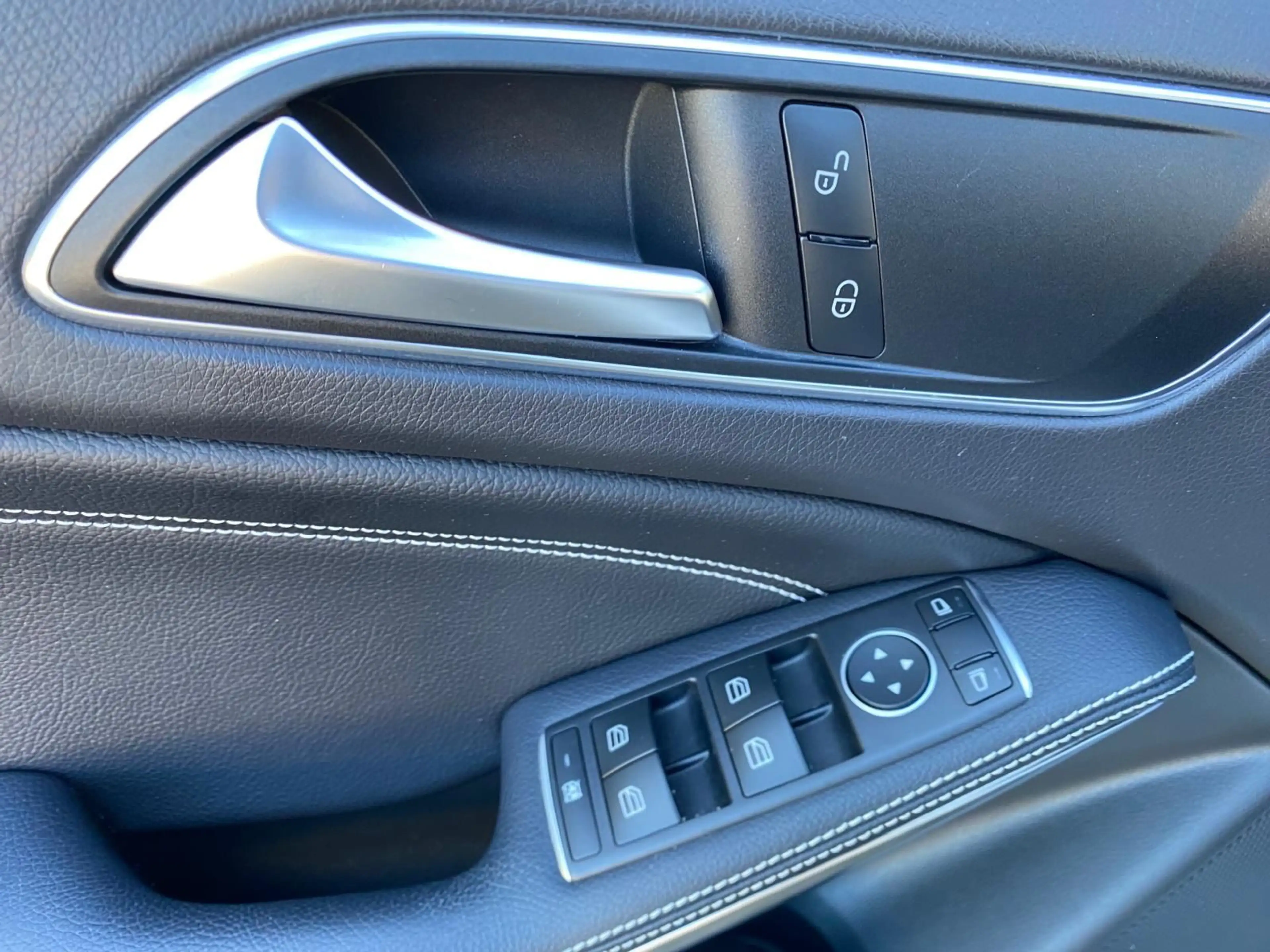 Mercedes-Benz GLA 180 *Navi*Pano*PDC*LED*SHZ* — photo 13