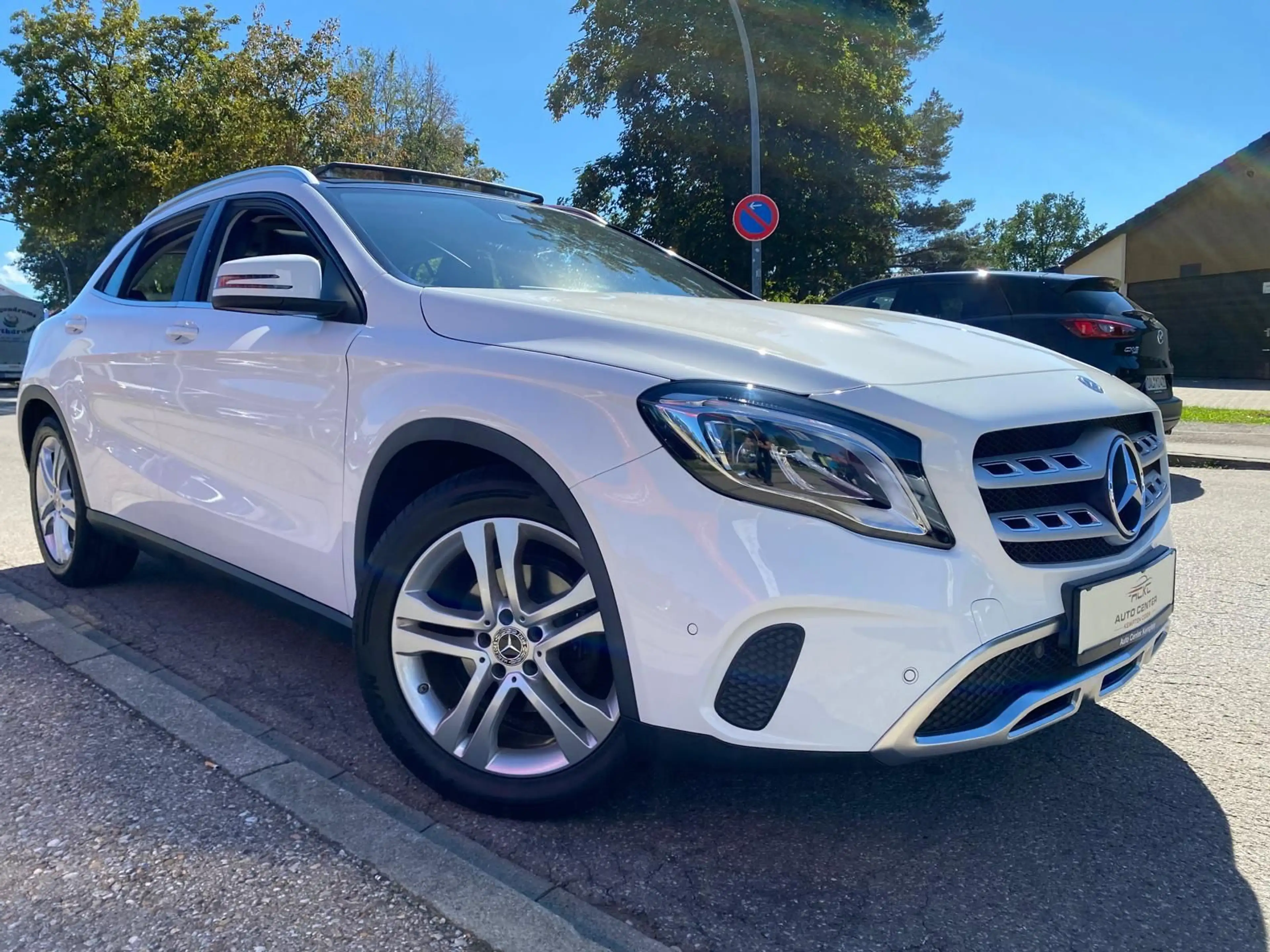 Mercedes-Benz GLA 180 *Navi*Pano*PDC*LED*SHZ* — photo 3