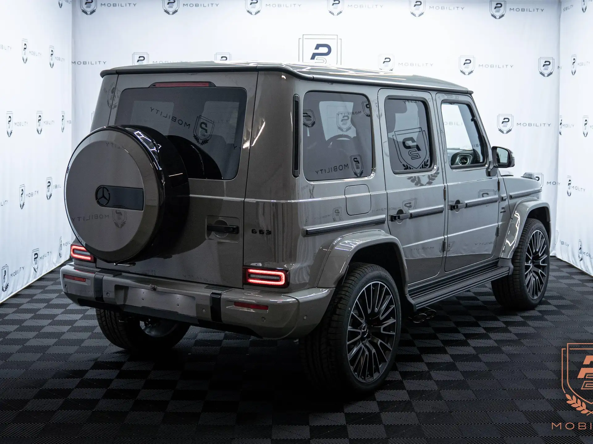 벤츠 G-Class G 63 AMG 2026 건메탈 사진 4