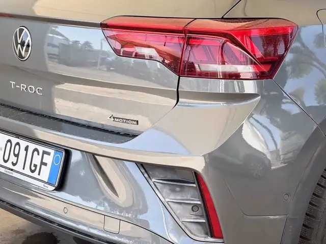 Volkswagen T-Roc view 16
