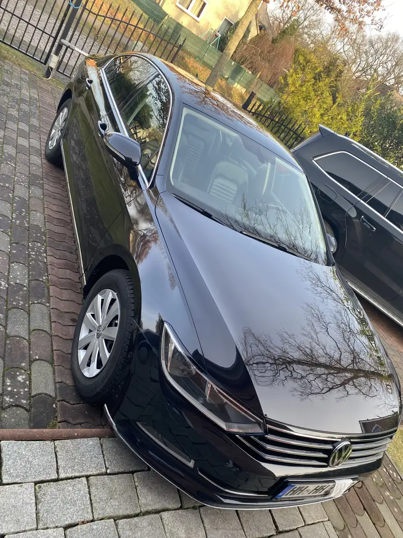 Volkswagen Passat 1.6 TDI (BlueMotion Technology) DSG Highline Černá - 1