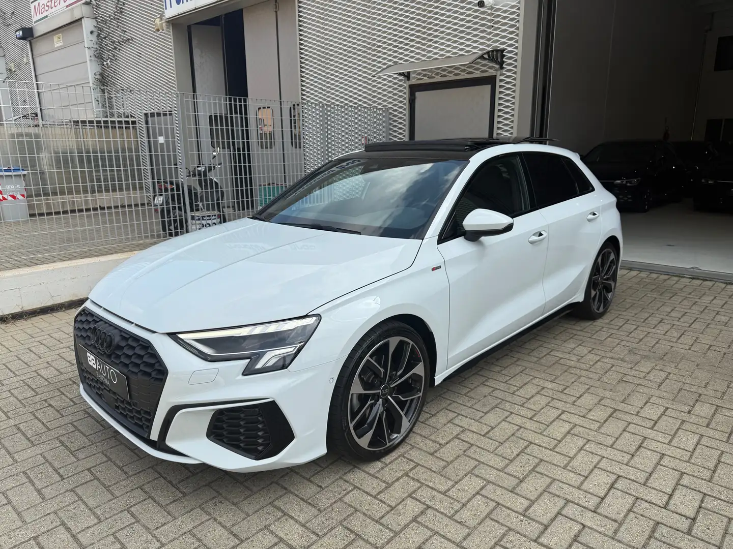 Audi A3 SPB 35 TDI S tronic Identity Black TETTO GUSCI Bianco - 2