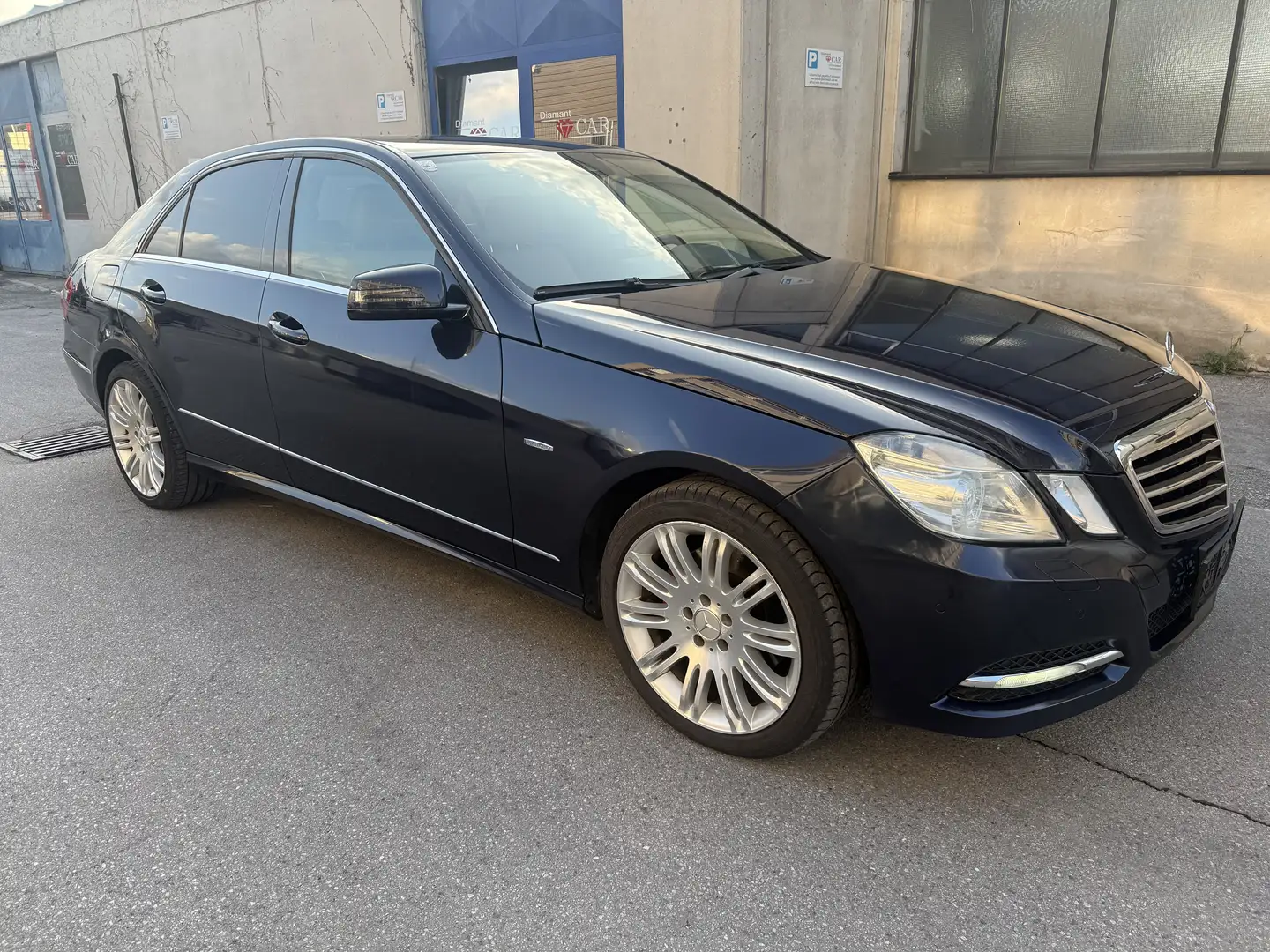 Mercedes-Benz E 350 Avantgarde BlueEfficiency 4MATIC CDI Aut. Blau - 2