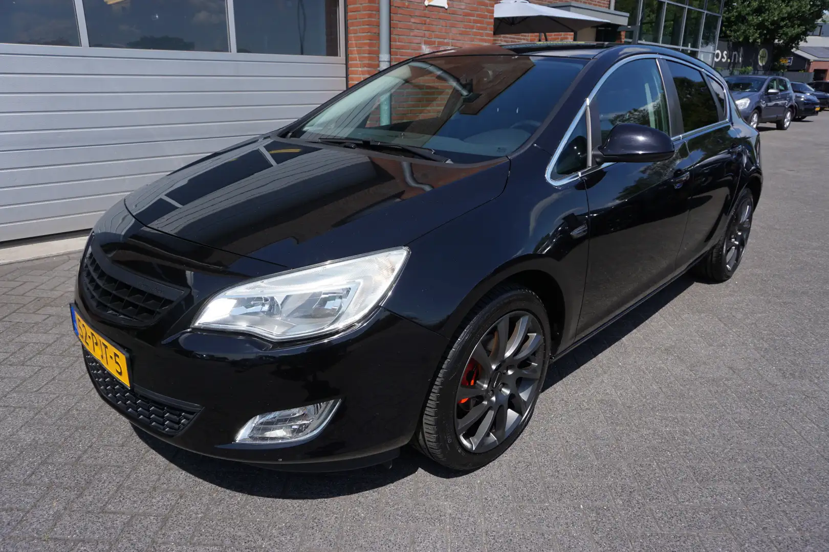Opel Astra 1.4 Turbo Cosmo NL AUTO - NAP - TREKHAAK - 18 INCH Zwart - 2
