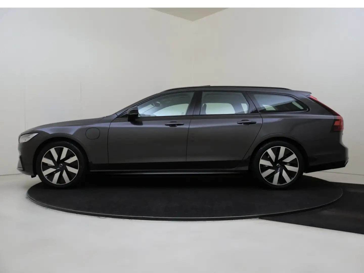 Volvo V90 2.0 T8 AWD UIt. Dark | Trekhaak | Schuif-/Kantelda Gris - 2