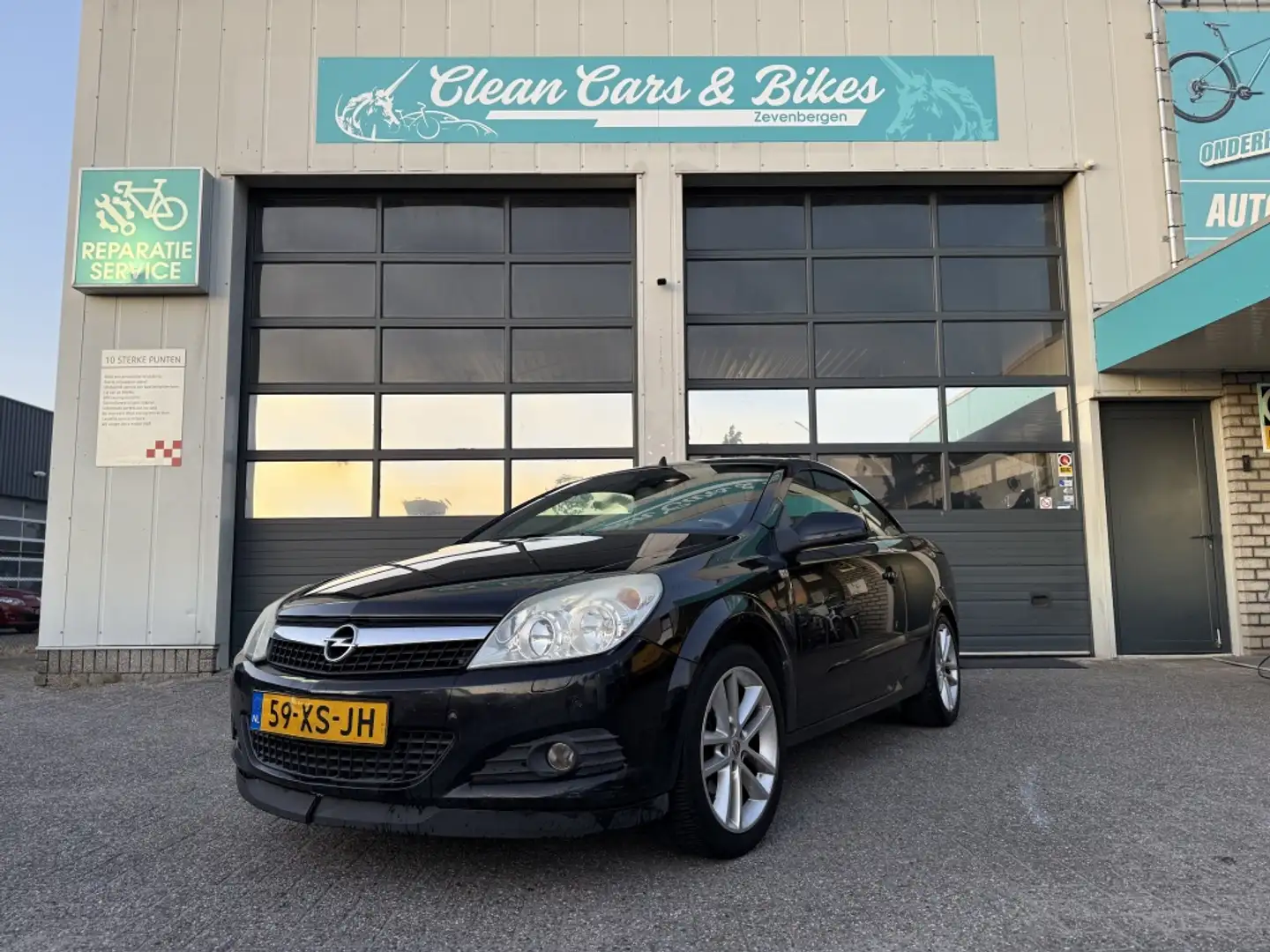 Opel Astra TwinTop 1.8 Temptation Zwart - 1
