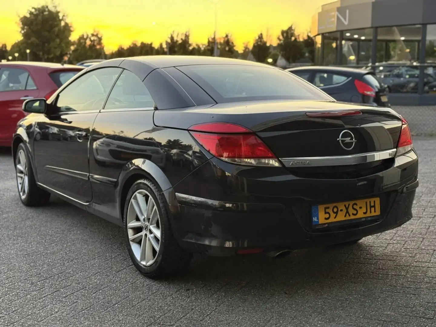 Opel Astra TwinTop 1.8 Temptation Zwart - 2