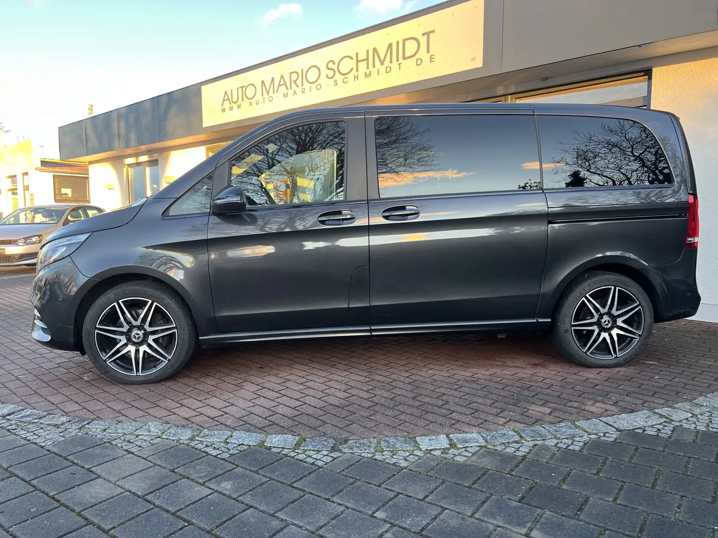 Mercedes-Benz V 300 d AMG-Line AVANTGARDE EDITION 4MATIC Grau - 2