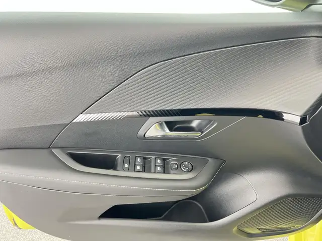Peugeot 208 view 11