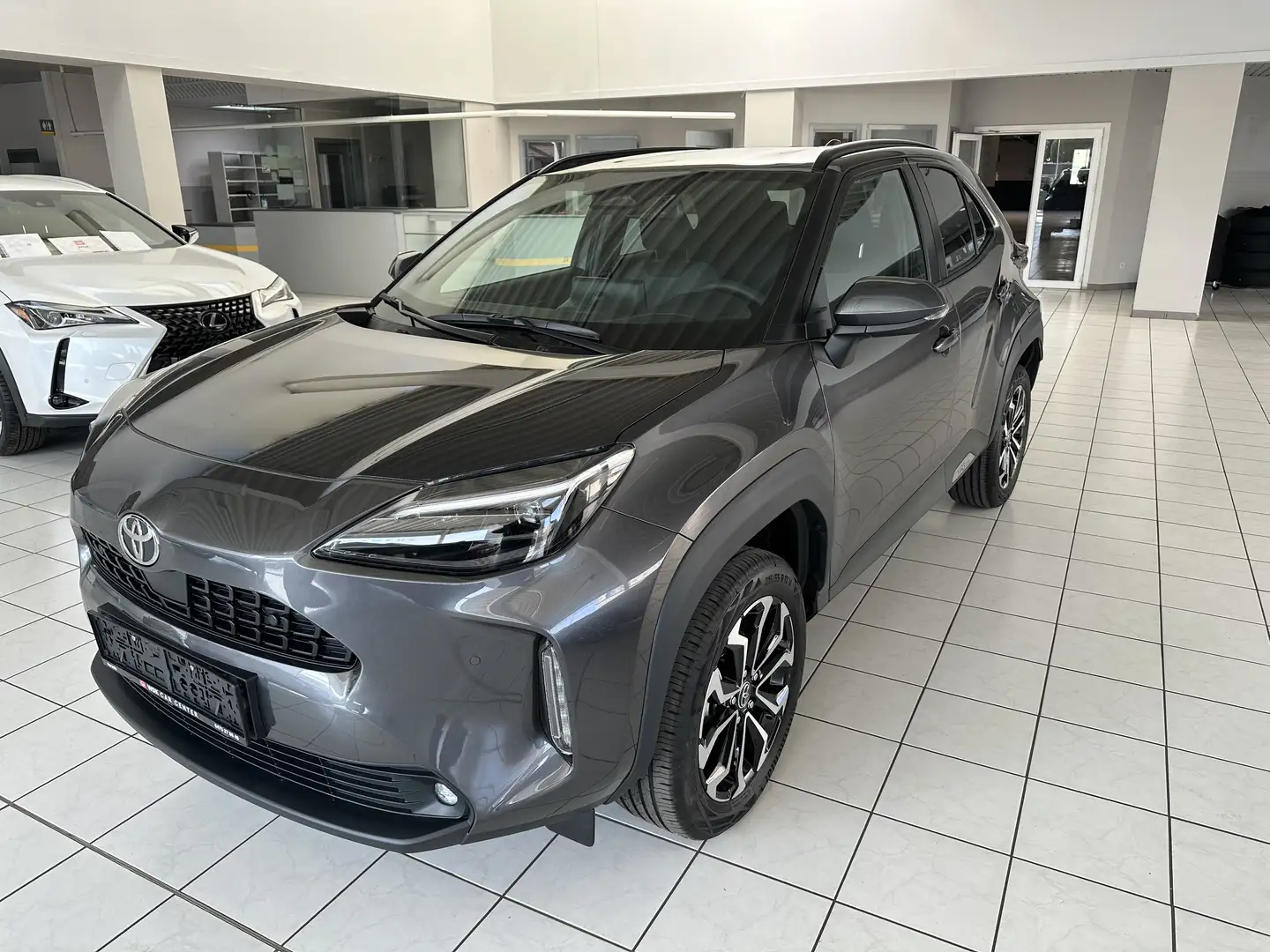 Toyota Yaris Cross Yaris Cross Hybrid 1.5 VVT-i Elegant Grijs - 1