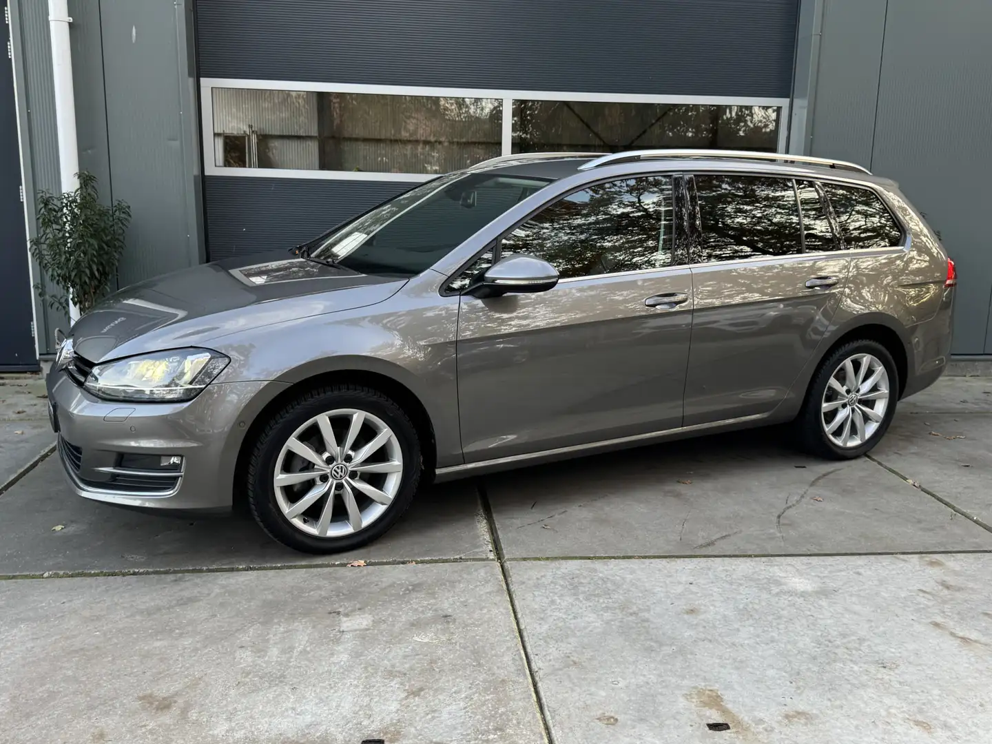 Volkswagen Golf Variant 1.4 TSI 122pk DSG Highline Trekhaak Camera Massage Gris - 2