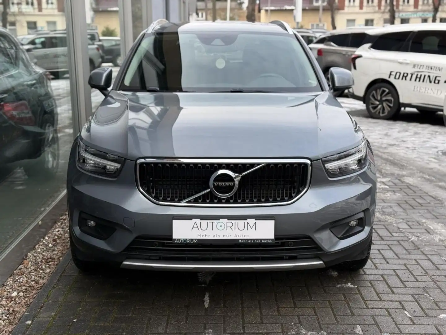 Volvo XC40 T4 Momentum AWD 1HAND LED NAV SHZG TEMP KAM Grau - 2