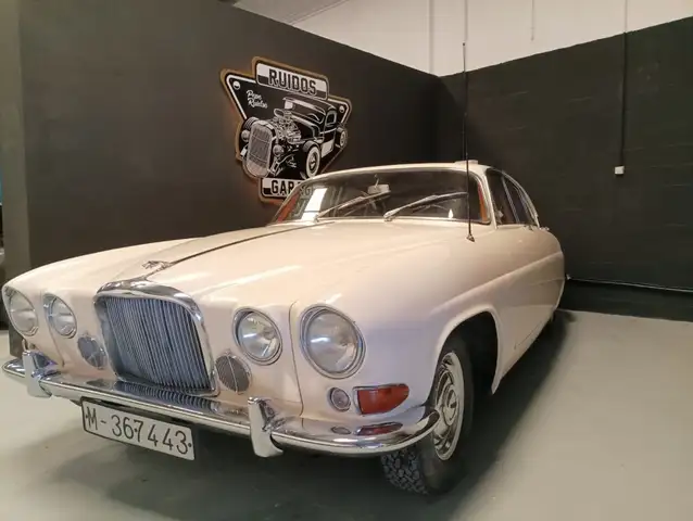 Jaguar MK 10